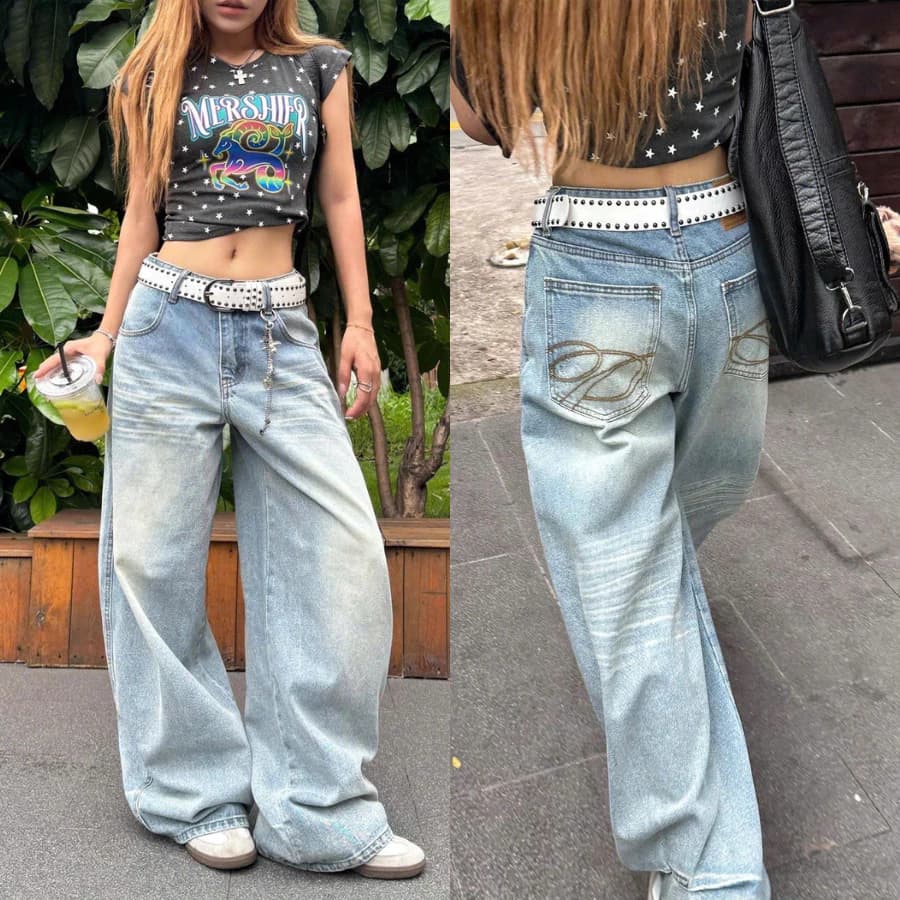 [DEAL HÀNG SẴN] Quần jeans nữ cạp trễ màu xanh form ống rộng hoạ tiết thêu túi sau