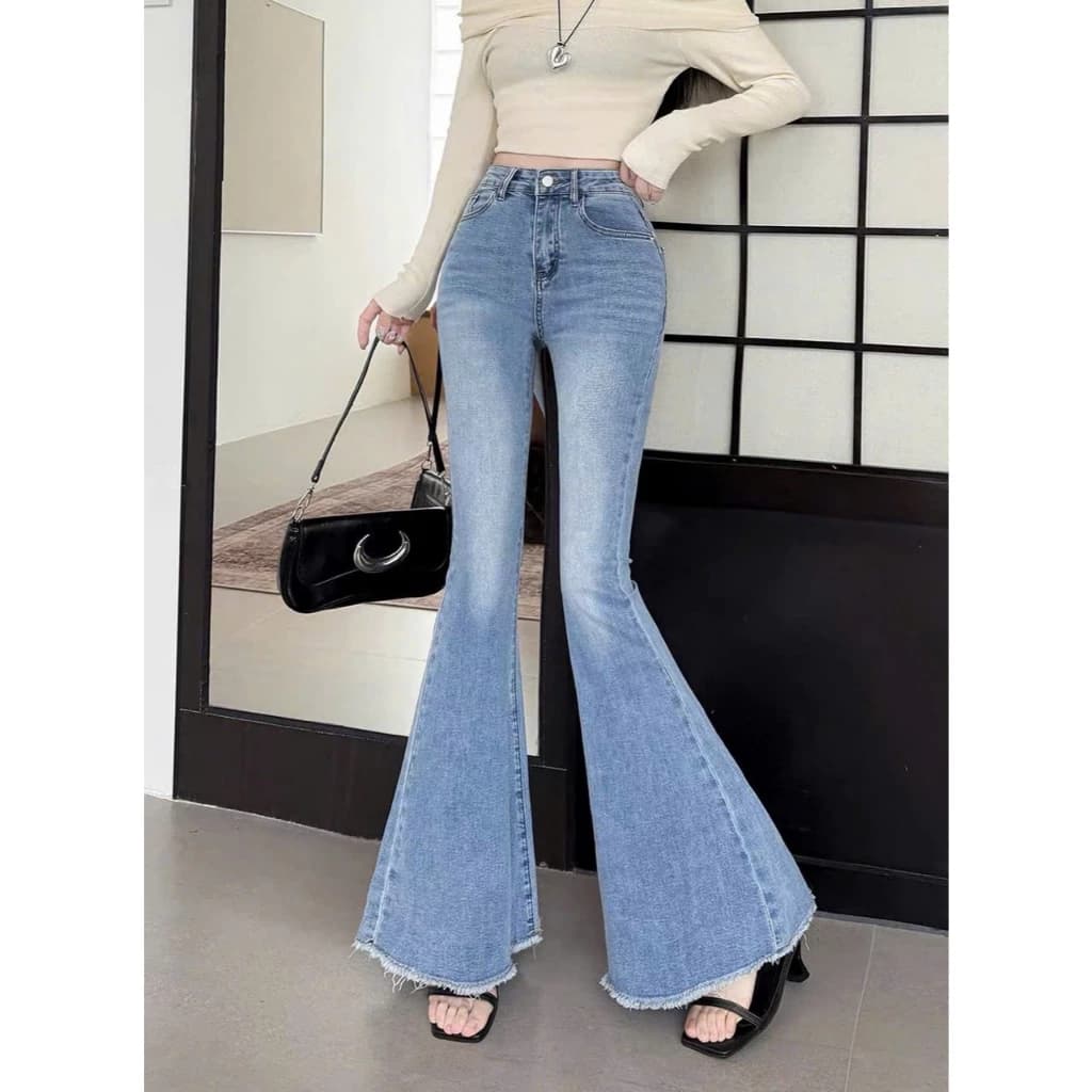 Quần Jean Nữ Cạp Cao Gấu Cắt Tua Rua - Quần Bò Ống Loe Rộng Sang Chảnh Trendy 2026 DV68