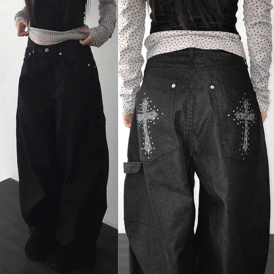 Quần jean baggy đen, ống siêu rộng, cạp trung/low. Túi sau thêu hình cross viền đinh tán nhỏ, phong cách street goth/Y2K